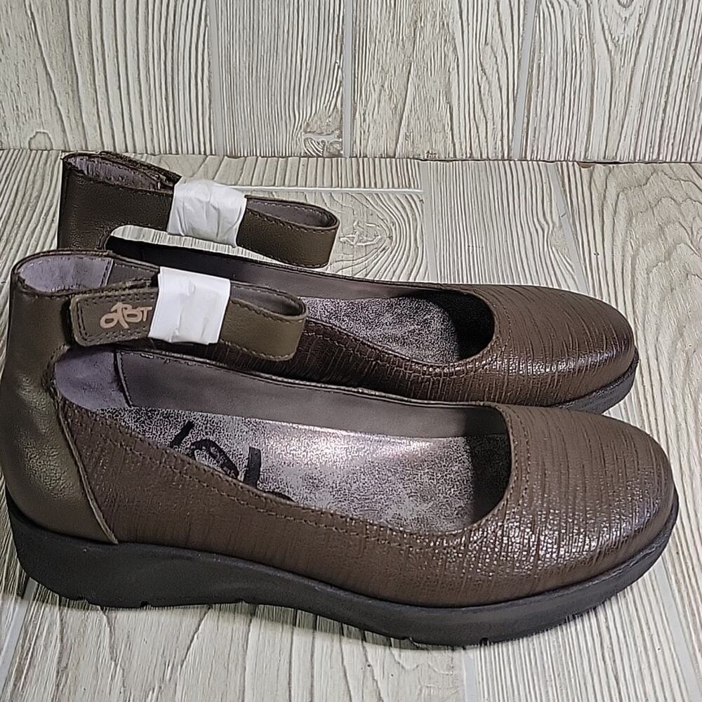 OTBT Scamper Dark Dune Leather Low Wedge Comfort Shoe Womens Size 6 NEW - Picture 2 of 12